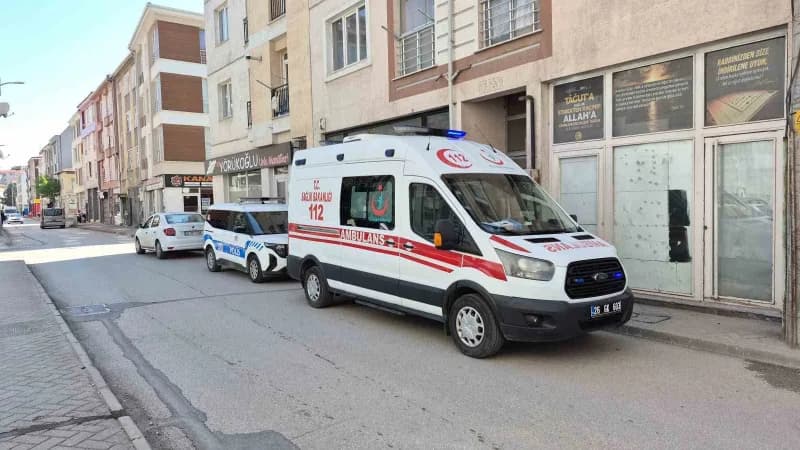 Eskişehir'de evinde yataktan düşerek yaralanan 80 yaşındaki adam hayatını kaybetti.