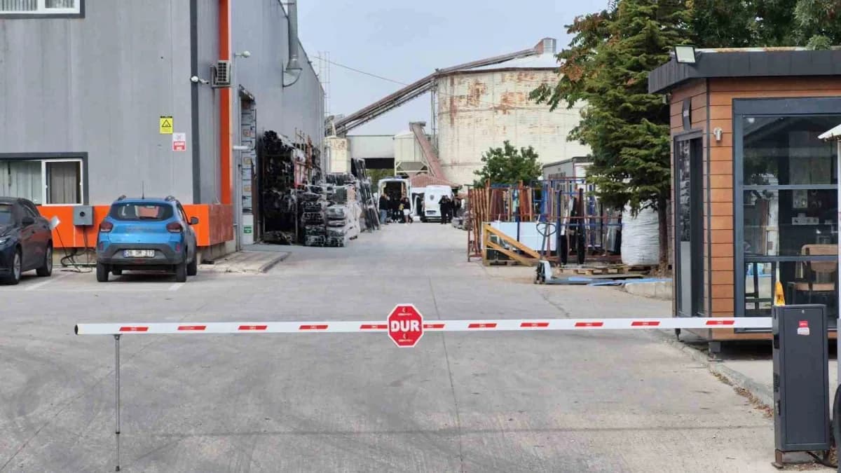 Eskişehir'de bir yapı fabrikasında yüksekten düşen 52 yaşındaki şahıs hayatını kaybetti.