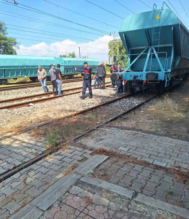 Eskişehir Yunus Emre Mahallesi tren istasyonunda yüksek gerilim hattına kapılan baba ve oğlunun tedavi edildiği olay yer