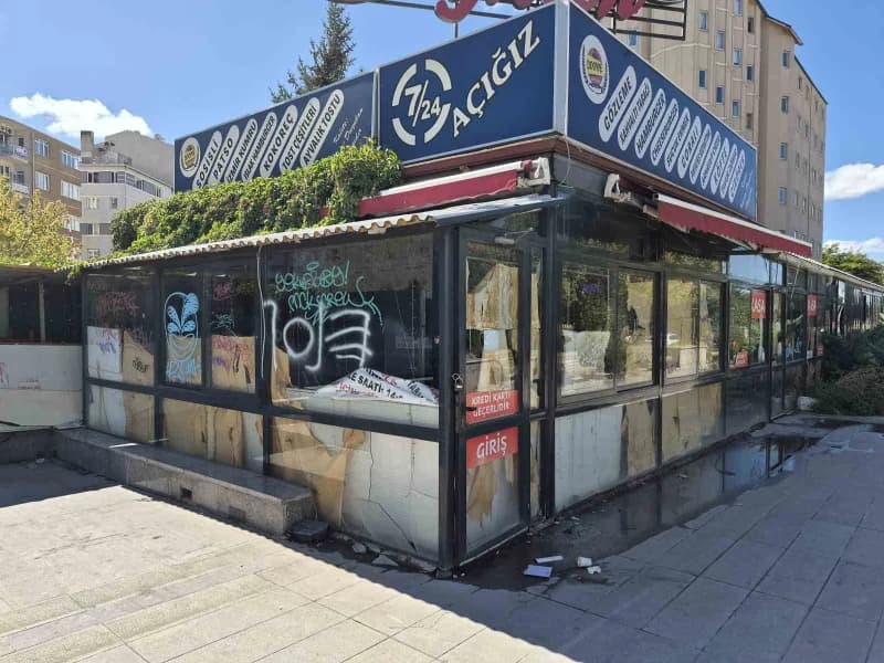Eskişehir Zübeyde Hanım Bulvarı’nda atıl durumdaki işletmenin zarar görmüş dış cephesi