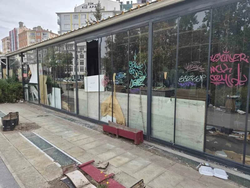Eskişehir’in yaya ve araç trafiğinin en yoğun olduğu noktalarından Zübeyde Hanım Bulvarı üzerinde bulunan ve bir süredir