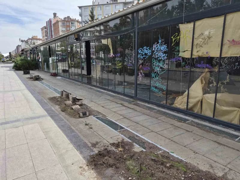 Eskişehir’in yaya ve araç trafiğinin en yoğun olduğu noktalarından Zübeyde Hanım Bulvarı üzerinde bulunan ve bir süredir