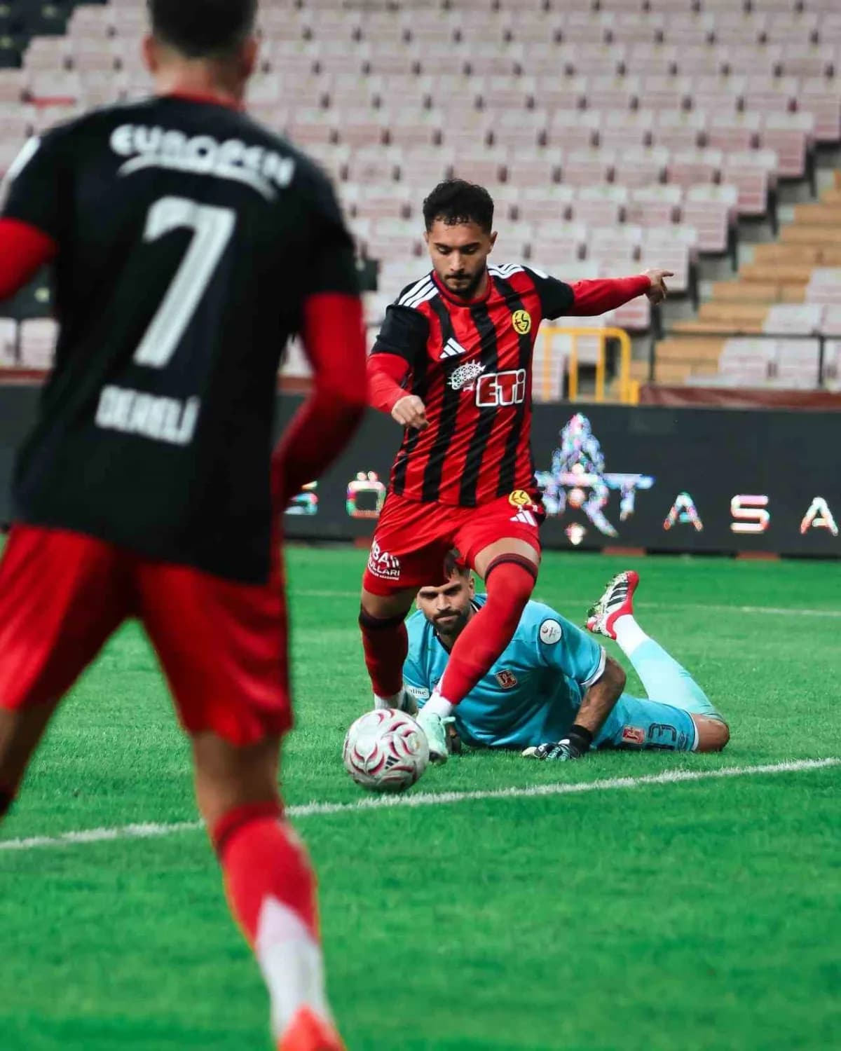 Nesine 3. Lig 2. Grup 4. Hafta mücadelesinde Eskişehirspor, sahasında Balıkesirspor'u 7-1 mağlup etti.