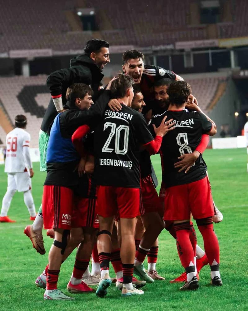 Eskişehirspor ve Balıkesirspor futbolcuları TFF 3. Lig maçında sahada mücadele ediyor