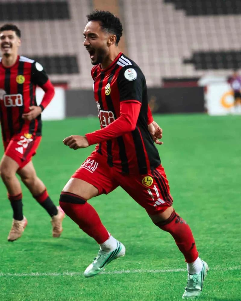Nesine 3. Lig 2. Grup 4. Hafta mücadelesinde Eskişehirspor, sahasında Balıkesirspor'u 7-1 mağlup etti.