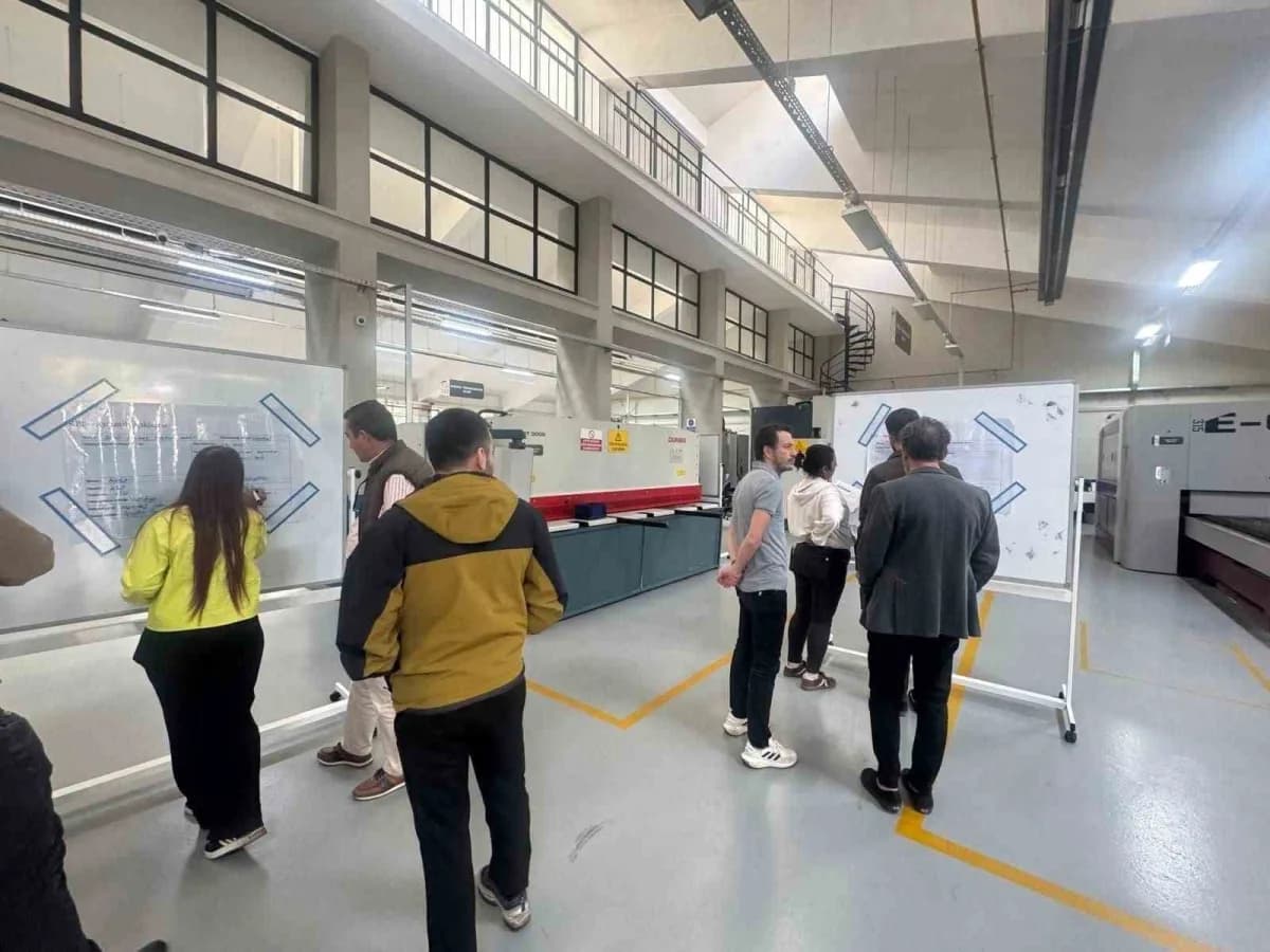 ESO Model Fabrika’da 9. Öğren & Dönüş Programı kapsamında katılımcılar yalın üretim uygulamaları yapıyor