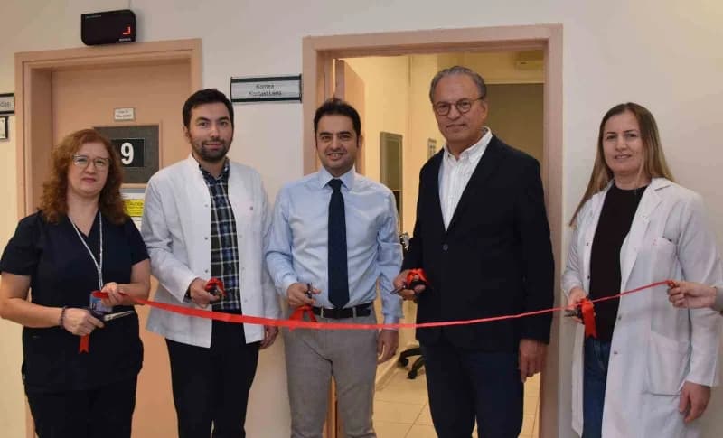 ESOGÜ Kontakt Lens Polikliniği’nde yenilenen altyapı ile kişiye özel kontakt lens uygulaması yapılırken hastalar değerle