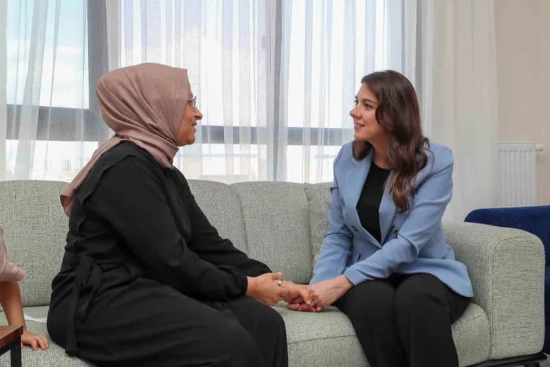 Esra Masatlı, Yüreğimizdeki Işık Projesi kapsamında Antakya’da aileleri evlerinde ziyaret ederek çocuklarla sohbet etti.