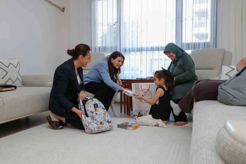Esra Masatlı, Yüreğimizdeki Işık Projesi kapsamında Antakya’da aileleri evlerinde ziyaret ederek çocuklarla sohbet etti.