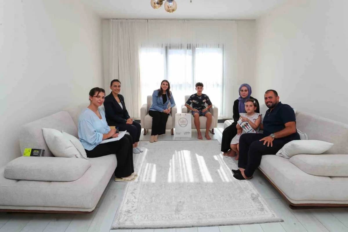 Esra Masatlı, Yüreğimizdeki Işık Projesi kapsamında Antakya’da aileleri evlerinde ziyaret ederek çocuklarla sohbet etti.