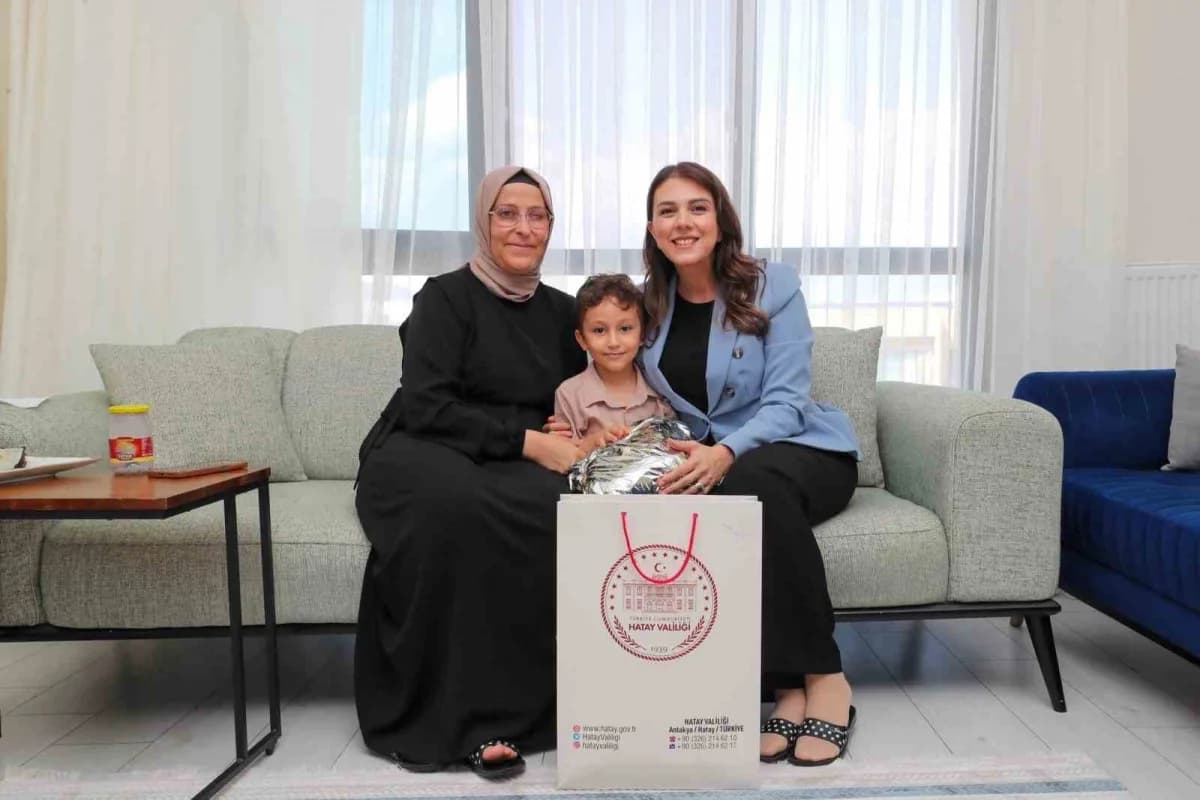 Esra Masatlı, Yüreğimizdeki Işık Projesi kapsamında Hatay Antakya’da aileleri evlerinde ziyaret ederken