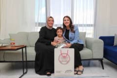 Esra Masatlı, Yüreğimizdeki Işık Projesi kapsamında Hatay Antakya’da aileleri evlerinde ziyaret ederken