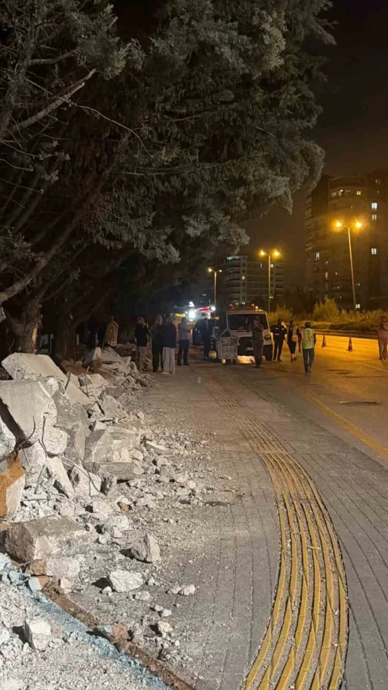 Ankara’nın Etimesgut ilçesinde yol genişletme çalışması kapsamında 11 adet ağacın kesilmesine çevre sakinleri tepki göst