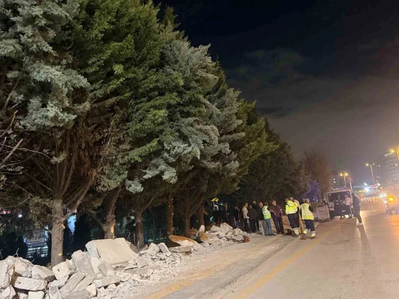 Ankara’nın Etimesgut ilçesinde yol genişletme çalışması kapsamında 11 adet ağacın kesilmesine çevre sakinleri tepki göst