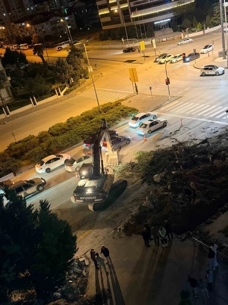 Ankara’nın Etimesgut ilçesinde yol genişletme çalışması kapsamında 11 adet ağacın kesilmesine çevre sakinleri tepki göst