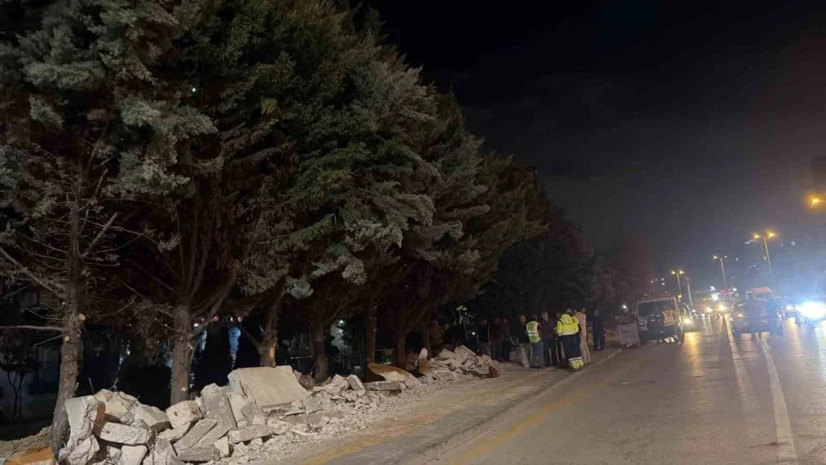 Ankara’nın Etimesgut ilçesinde yol genişletme çalışması kapsamında 11 adet ağacın kesilmesine çevre sakinleri tepki göst