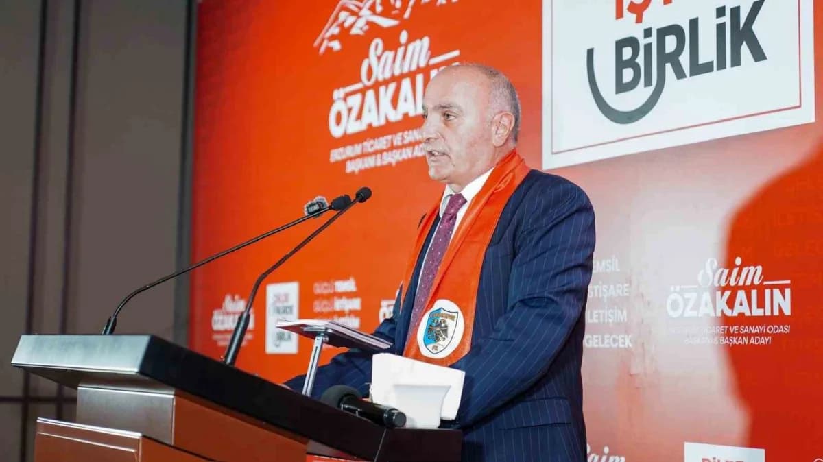 ETSO Başkanı Saim Özakalın Erzurum Ticaret ve Sanayi Odası toplantısında konuşma yaparken