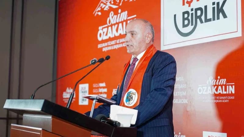 ETSO Başkanı Saim Özakalın Erzurum Ticaret ve Sanayi Odası toplantısında konuşma yaparken