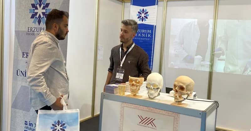 Erzurum Teknik Üniversitesi standında sergilenen eklemeli imalat ile üretilmiş kişiye özel implantlar