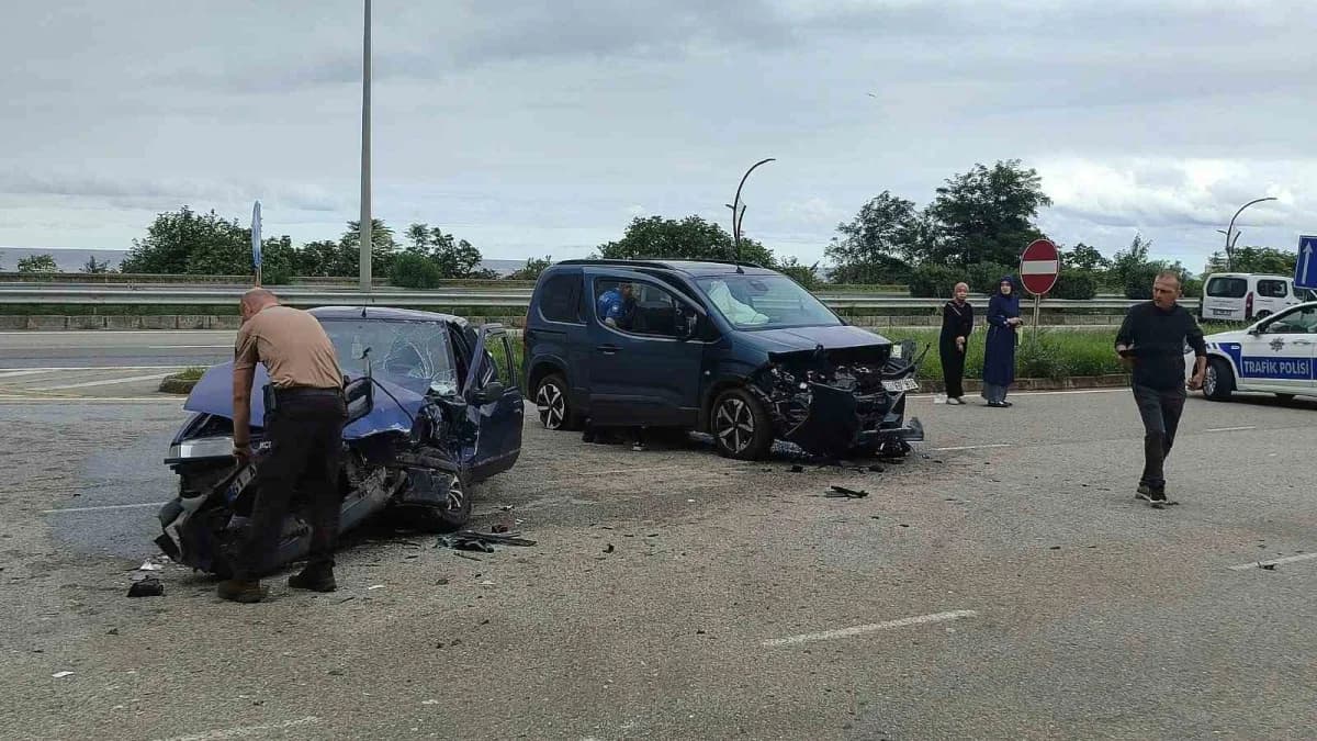 Eynesil ilçesinde iki otomobilin çarpıştığı trafik kazası sonrası olay yeri ve ambulans