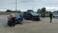 Eynesil ilçesinde iki otomobilin çarpıştığı trafik kazası sonrası olay yeri ve ambulans