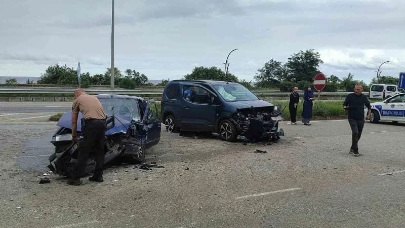 Eynesil ilçesinde iki otomobilin çarpıştığı trafik kazası sonrası olay yeri ve ambulans