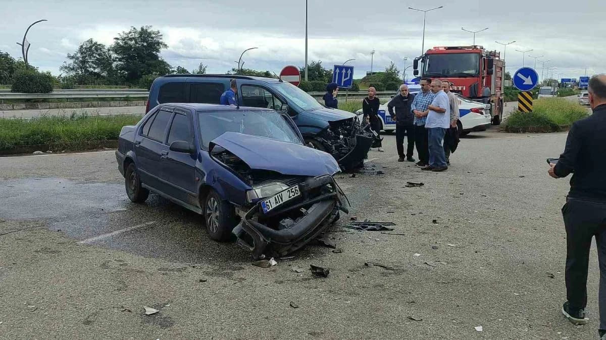 Giresun’un Eynesil ilçesinde iki otomobilin çarpışması sonucu meydana gelen trafik kazasında 2 kişi yaralandı.