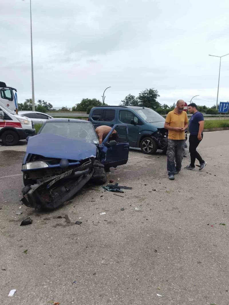Giresun’un Eynesil ilçesinde iki otomobilin çarpışması sonucu meydana gelen trafik kazasında 2 kişi yaralandı.