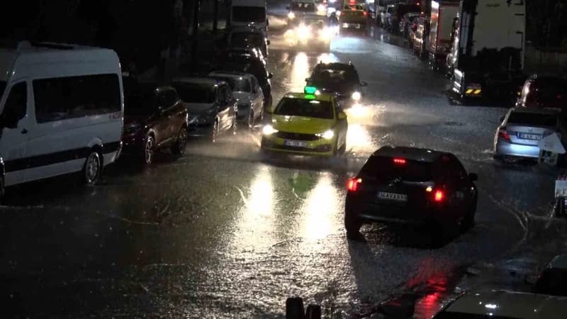 İstanbul’da Meteoroloji Genel müdürlüğünün uyarılarının ardından akşam saatlerinden itibaren etkili olan yağışla birlikt