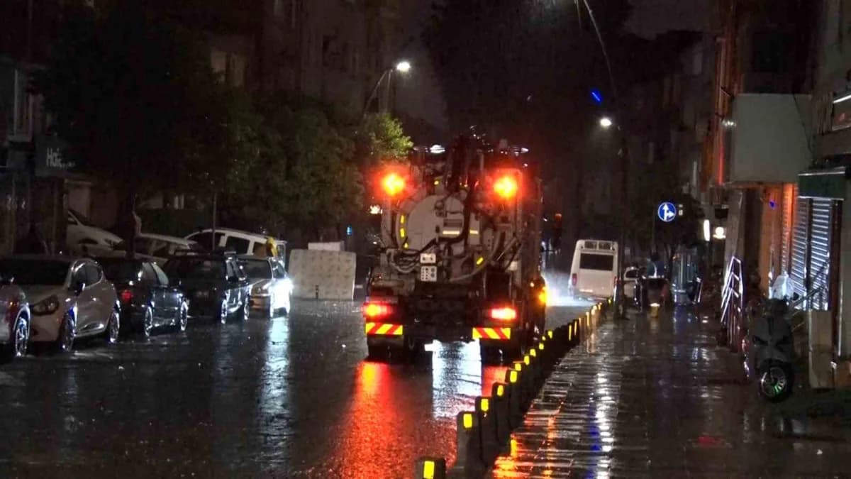 İstanbul’da Meteoroloji Genel müdürlüğünün uyarılarının ardından akşam saatlerinden itibaren etkili olan yağışla birlikt