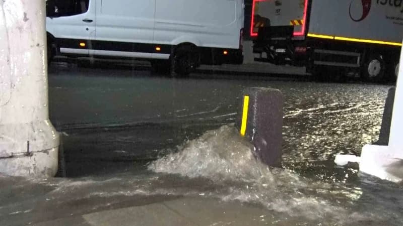 İstanbul’da Meteoroloji Genel müdürlüğünün uyarılarının ardından akşam saatlerinden itibaren etkili olan yağışla birlikt