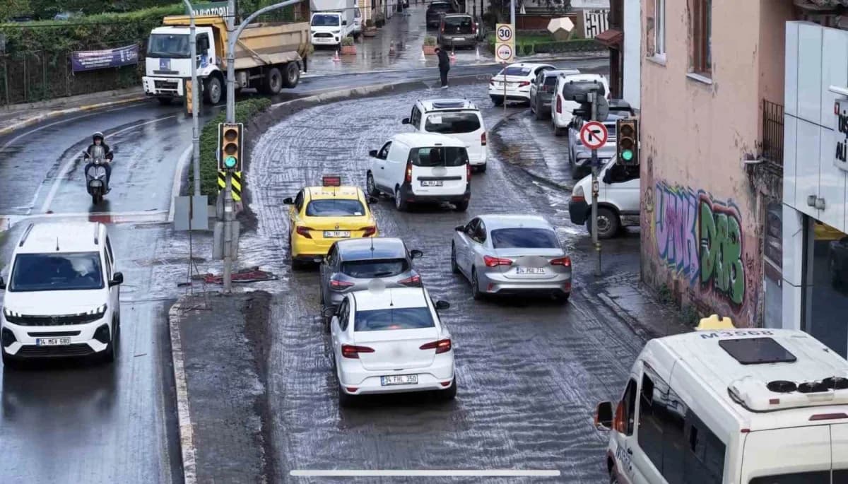 Eyüpsultan’da kazılan ve bozulan yollar nedeniyle trafik yoğunluğu ve araçların zor ilerleyişi