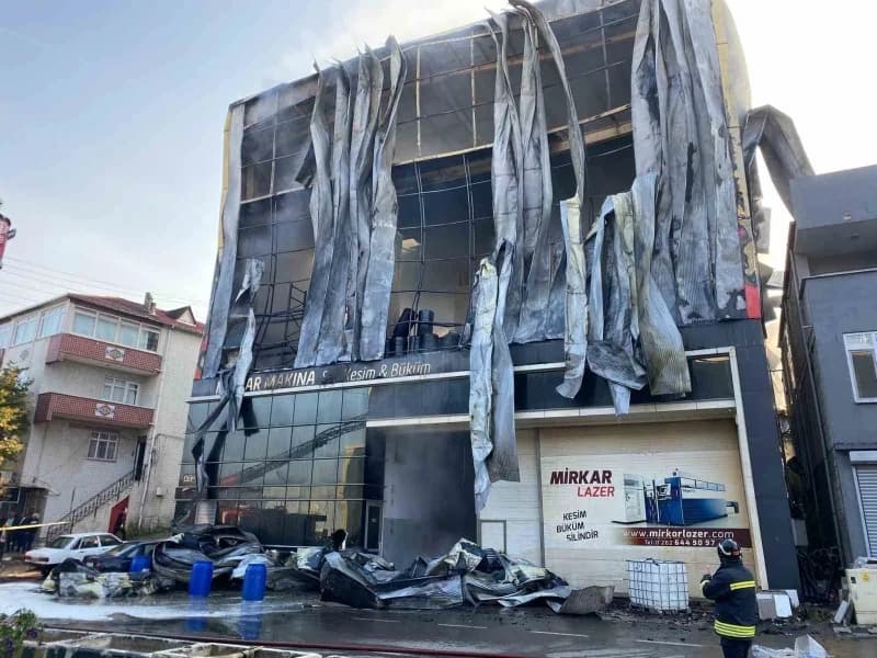 Kocaeli Dilovası Belediyesi önünde fabrika yangını davası kapsamında keşif yapılırken çekilmiş görüntü