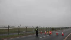 İngiltere Fairford Hava Üssü çevresinde güvenlik önlemleri ve polis araçları