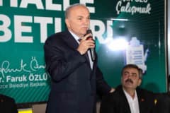 Düzce Belediye Başkanı Faruk Özlü, Akınlar Mahallesi toplantısında vatandaşlarla konuşuyor