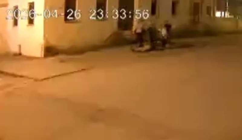 Yerde yatan Fatih kur'un bıçaklandığı an