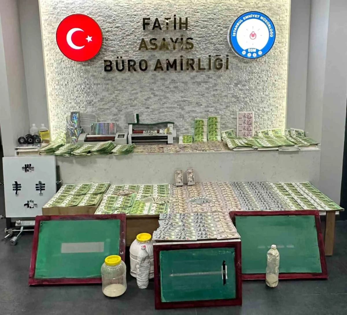 İstanbul Fatih’te sahte para operasyonunda ele geçirilen sahte para ve üretim malzemeleri