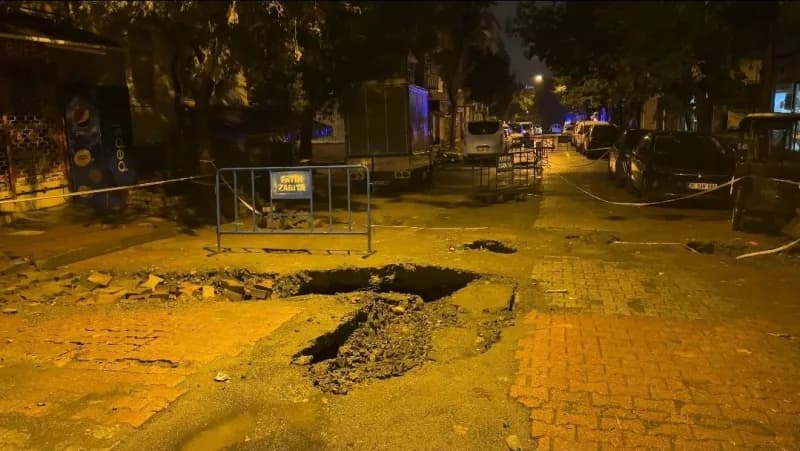 Fatih'te yağmur sonrası yol çöktü: kamyon ve otomobil çukura girdi