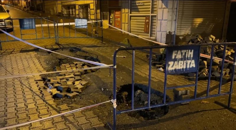 Fatih Zeyrek’te sağanak sonrası çöken yol ve çukura düşen kamyon ile otomobil