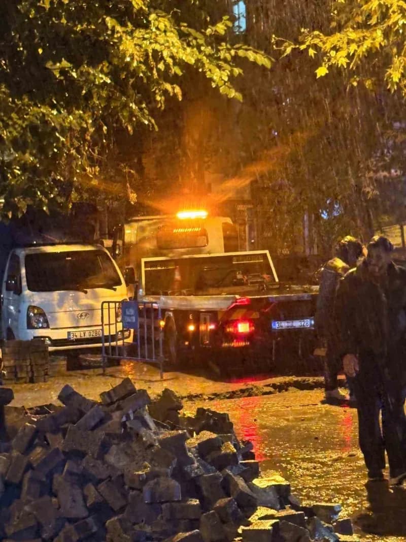 Fatih'te yağmur sonrası yol çöktü: kamyon ve otomobil çukura girdi