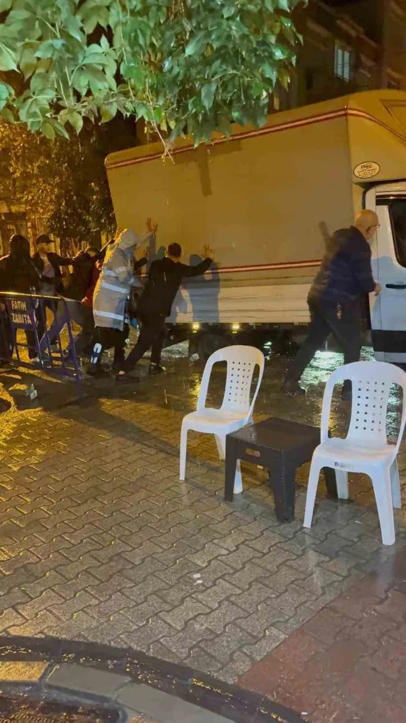 Fatih'te yağmur sonrası yol çöktü: kamyon ve otomobil çukura girdi