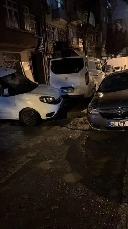 Fatih'te yağmur sonrası yol çöktü: kamyon ve otomobil çukura girdi