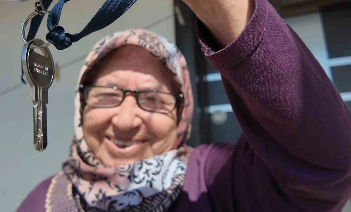 Evinin çok güzel olduğunu belirten Fatma teyze, anahtarını göstererek "İlk defa anahtarım oldu, ilk defa da evim oldu" i