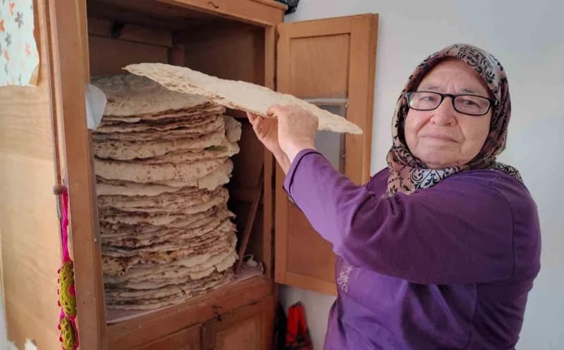 Mersin'de 3 çocuk annesi 69 yaşındaki Fatma Dinç'in hayatı çatma olarak tabir edilen naylonlarla kaplı yaşam alanında ge