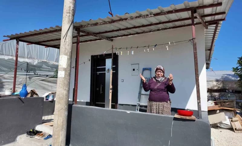 Mersin'de 3 çocuk annesi 69 yaşındaki Fatma Dinç'in hayatı çatma olarak tabir edilen naylonlarla kaplı yaşam alanında ge