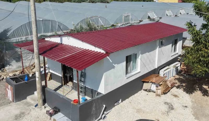 Mersin'de 3 çocuk annesi 69 yaşındaki Fatma Dinç'in hayatı çatma olarak tabir edilen naylonlarla kaplı yaşam alanında ge