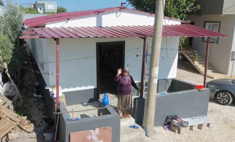 Mersin'de 3 çocuk annesi 69 yaşındaki Fatma Dinç'in hayatı çatma olarak tabir edilen naylonlarla kaplı yaşam alanında ge