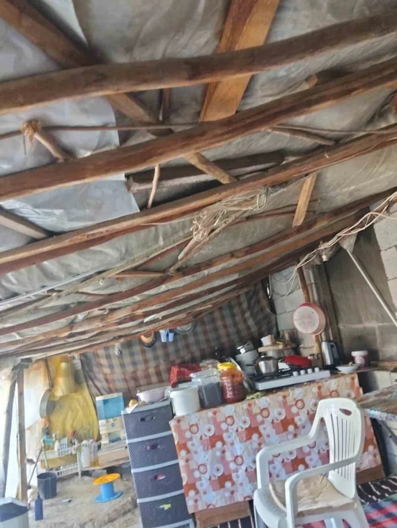 Mersin'de 3 çocuk annesi 69 yaşındaki Fatma Dinç'in hayatı çatma olarak tabir edilen naylonlarla kaplı yaşam alanında ge