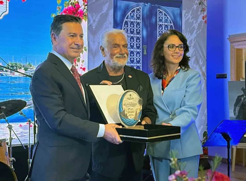 Fedon Kalyoncu'ya Muğla Büyükşehir ve Bodrum Belediyeleri tarafından fahri turizm elçiliği beratı ve plaketi takdim edil