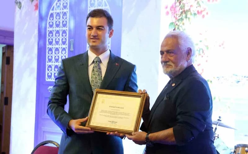 Bodrum Belediye Başkanı Tamer Mandalinci Fedon'a teşekkür plaketi verdi